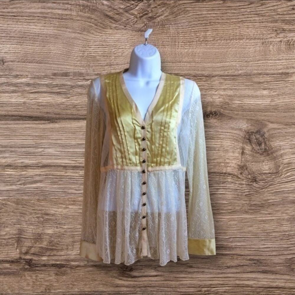 Sundance cream lace button down tunic. Gold accents. Size 6